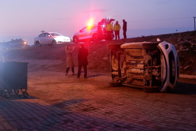 Otomobil 5 metre yükseklikten uçtu