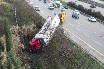 Bursa'da otobanı kilitleten TIR kazası...