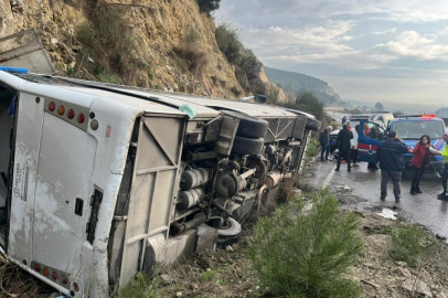 Tur minibüsü devrildi: 23 yaralı