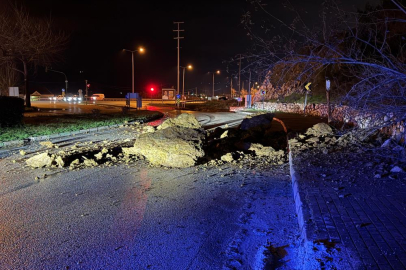 Kestel'de heyelan! Yol trafiğe kapandı