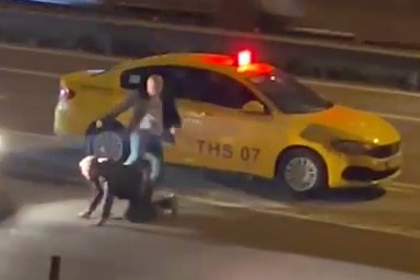 Ücretini alamadığı müşterisini yol ortasında dövdü