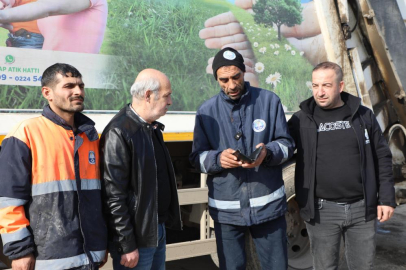 Bursa'da çöpte bulduğu para dolu cüzdanı sahibine teslim etti