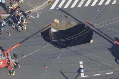 Japonya’da yol çöktü, oluşan dev çukura kamyonet düştü