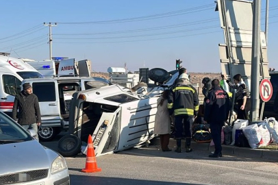 2 aracın kavşakta çarpıştığı kaza kamerada: 14 yaralı