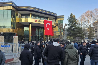 Siirt Belediyesi binasına kayyım sonrası Türk bayrağı asıldı