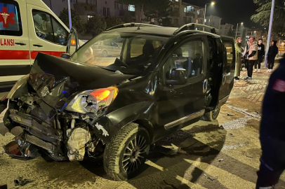 Bursa'da hafif ticari araç otomobille çarpıştı: 4 yaralı