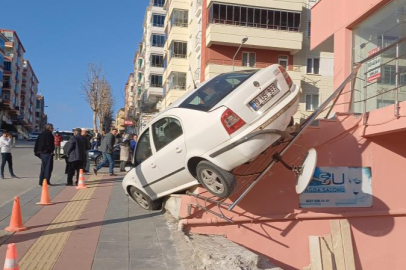 El freni indirilen otomobil binanın merdiveninde asılı kaldı