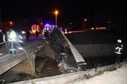 Köprüden uçan TIR'ın sürücüsü kayıplara karıştı