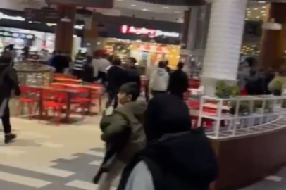 AVM'de iki grup birbirine girdi