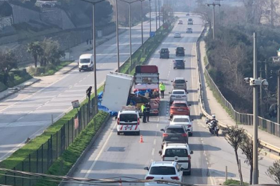Gemlik'te TIR'ın üzerindeki makine yola devrildi