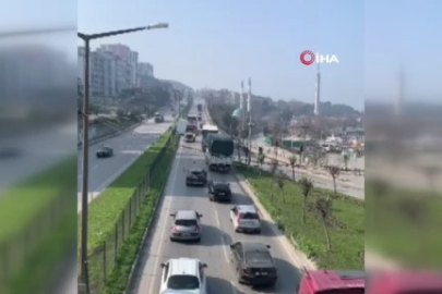 Gemlik'te TIR'ın üzerindeki makine yola devrildi