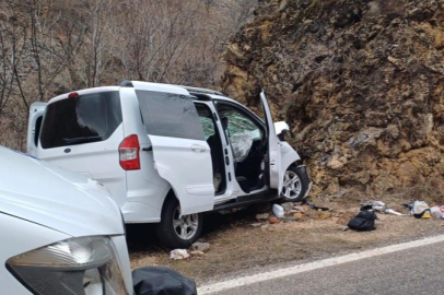 Otomobilin kayaya çarptığı feci kazada 1, ölü 5 yaralı