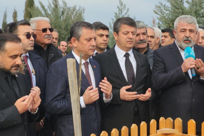 CHP lideri Özel, deprem şehitliğine karanfil bıraktı
