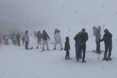 Yoğun kar alan Uludağ'da kayak pistleri doldu taştı