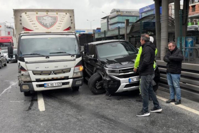 Avcılar E-5'te yürekleri ağza getiren zincirleme trafik kazası: 2 yaralı