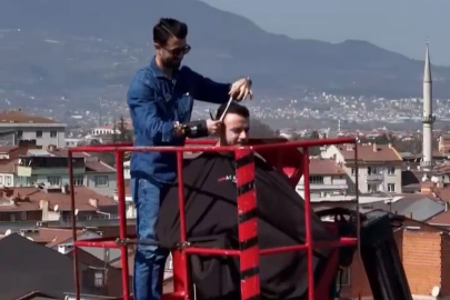 Vinci berbere çevirdi, metrelerce yüksekte tıraş yaptı