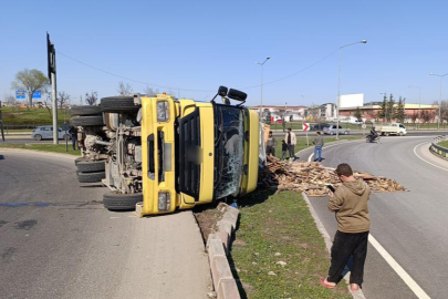 Bursa'da kontrolden çıkan kamyon devrildi