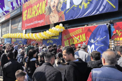 Bursa'da ucuz alışveriş çılgınlığı: Birbirlerini ezdiler