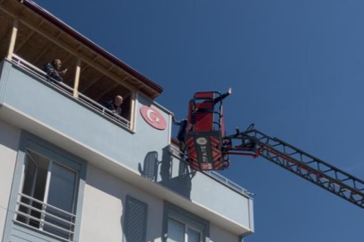 Kaplama yapmak için çıktığı çatıda mahsur kaldı