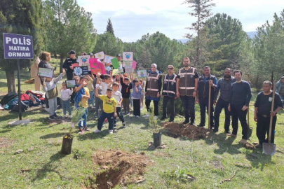 Emniyet personeli ve öğrenciler birlikte fidan dikti