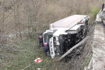 Bursa'da kontrolden çıkan tır şarampole yuvarlandı: 1 yaralı
