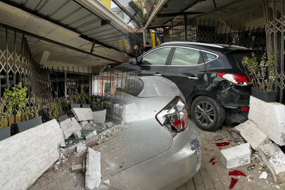 Bursa'da çifte kaza: Önce araç çarptı, sonra bahçeye girdi