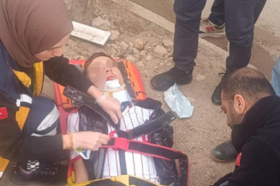 Motosiklet ile aracın çarpışma anı kameraya yansıdı