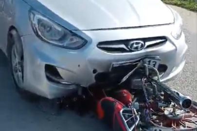 Motosiklet otomobilin altına girdi