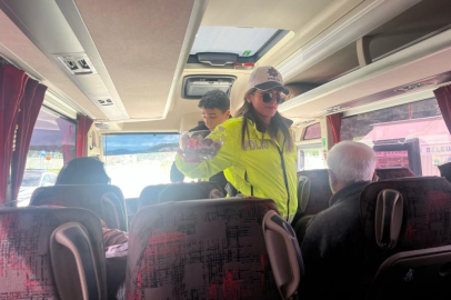 Bursa'da ekiplerden sürücülere tatlı ve kolonya ikramı