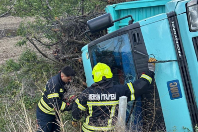 Kamyon devrildi, sürücü yaralı kurtuldu