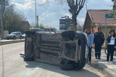 Otomobille çarpışan ticari araç yola devrildi: 3 yaralı