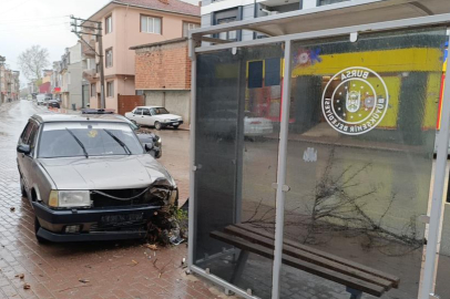 Bursa'da "dur" ihtarına uymayan sürücü durağa çarptı