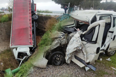 Bursa'da kamyon önce araca çarptı, sonra dereye uçtu