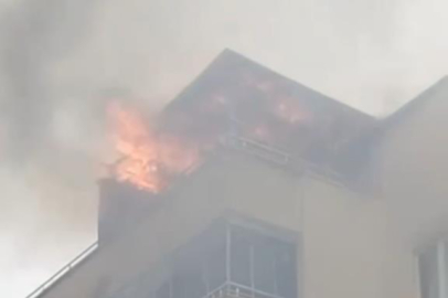 Bursa'da 5 katlı binanın çatısı alevlere teslim oldu