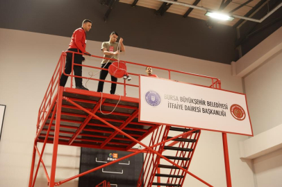 Bursa'da  itfaiye eri olabilmek için ter döktüler