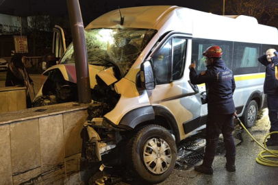 Bursa'da kontrolden çıkan araç, duvara çarptı