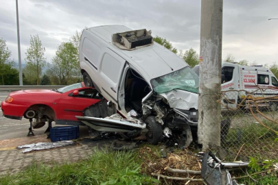 Alkollü sürücü tamire bırakılan otomobilin üstüne uçtu: 3 yaralı