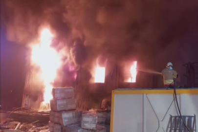 İşçilerin kaldığı konteyner yatakhane alevlere teslim oldu