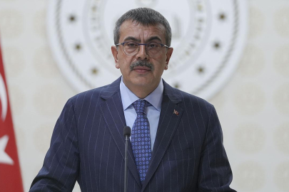 Bakan Tekin: "Özel, en azından bilmediği konulara girmiyor"