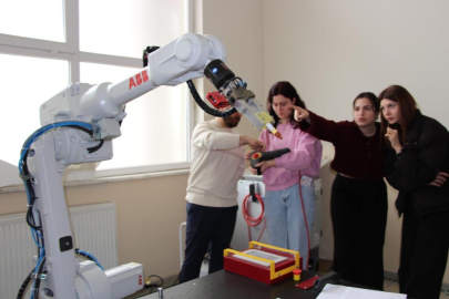 Endüstriyel robotlara kadın eli değdi