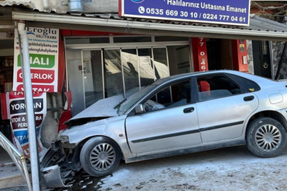 Bursa'da kontrolden çıkan otomobil iş yerine daldı