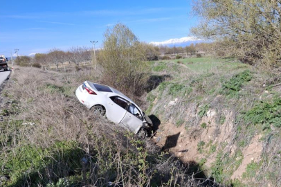 Otomobil dere yatağına uçtu: 2 yaralı