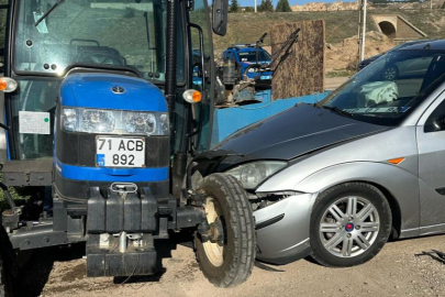 Otomobil ile traktör çarpıştı: 3 kişi yaralı