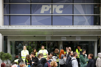 Sırbistan'da öğrenciler devlet televizyonunu ablukaya aldı