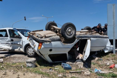 Çarpışan otomobillerden birisi ters döndü: 2 yaralı