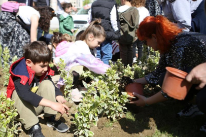 Nilüfer'de yeni parkın bitkilerini minikler dikti
