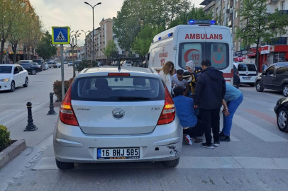 Bursa'da kontrolden çıkan motosiklet otomobile çarptı