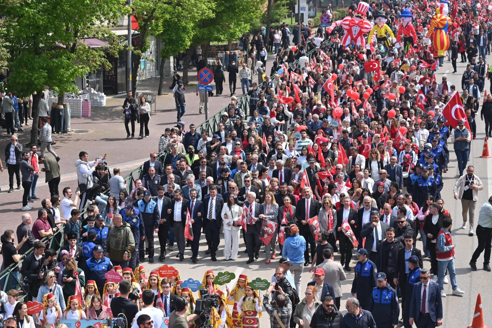 Büyükşehir’den 23 Nisan’a coşkulu kutlama