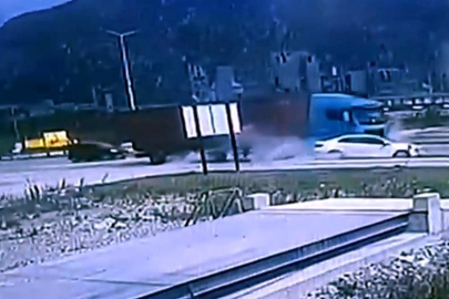 Tırın çarptığı otomobil metrelerce sürüklendi