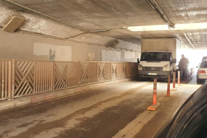 Bursa'da kamyonet alt geçide sıkıştı